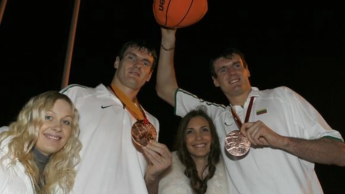 Broliai Lavrinovičiai su žmonomis