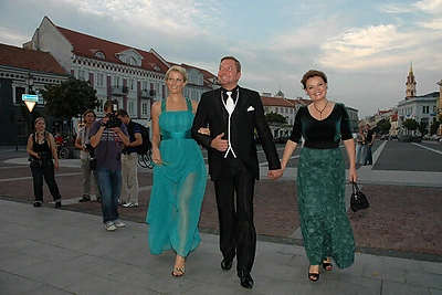 Marius Gelažnikas į pokylį atlydėjo dvi damas.