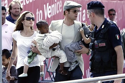 Brangelina su savo vaikučiais: Paxas (kairėje), Zahara (viduryje) ir Maddoxas (dešinėje)