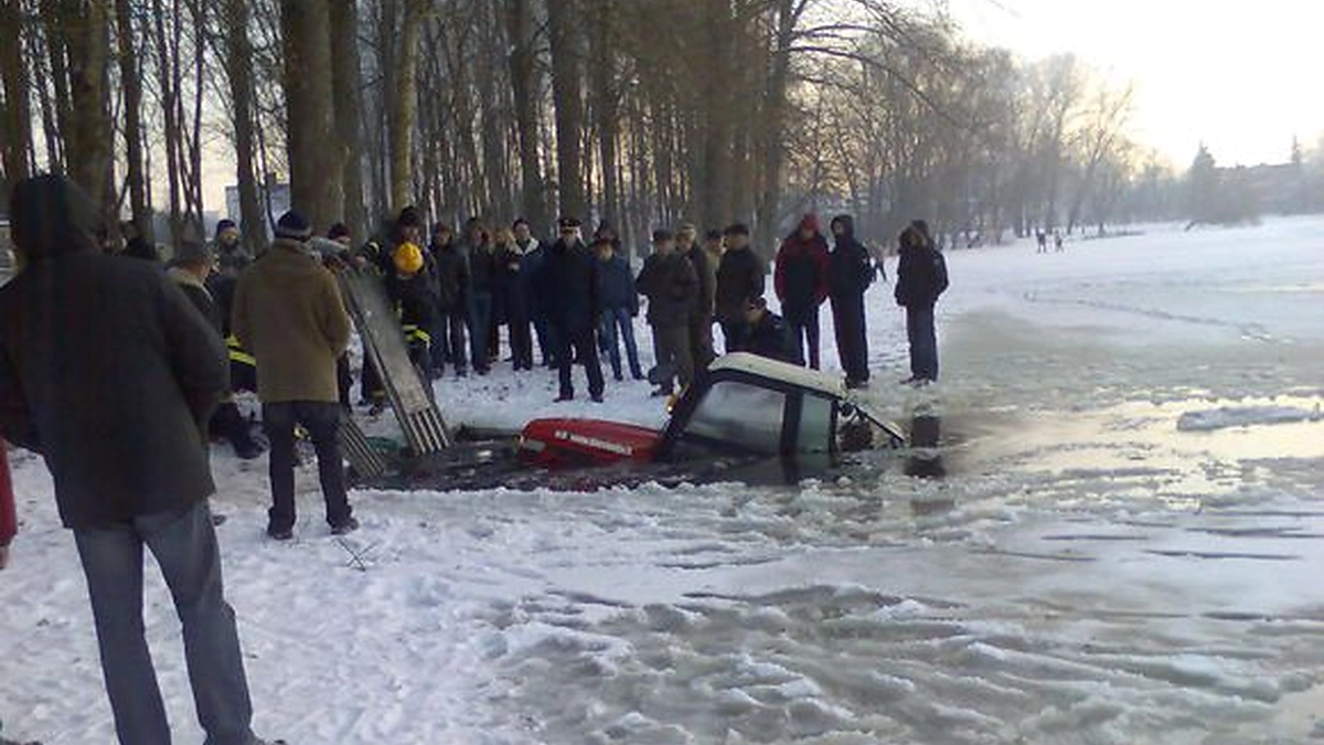 Ant tvenkinio ledo trasą automobilių varžyboms ruošęs lengvasis traktorius atsidūrė vandenyje, traktorininkas išsigelbėjo. / 15min.lt skaitytojo Vito nuotr.