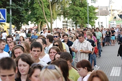Mikos gerbėjai rinkosi į koncertą Kruizinių laivų terminale.
