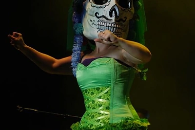 Šokėjai užsidėjo intriguojančias kaukes.