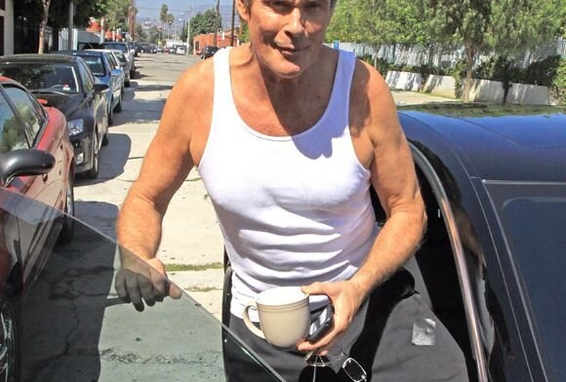 Aktorius Davidas Hasselhoffas po šokių repeticijos kavą gurkšnojo automobilyje.