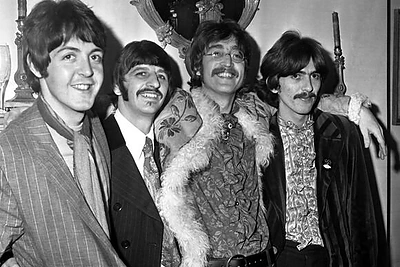 Johnas Lennonas (trečias iš kairės) ir „The Beatles“