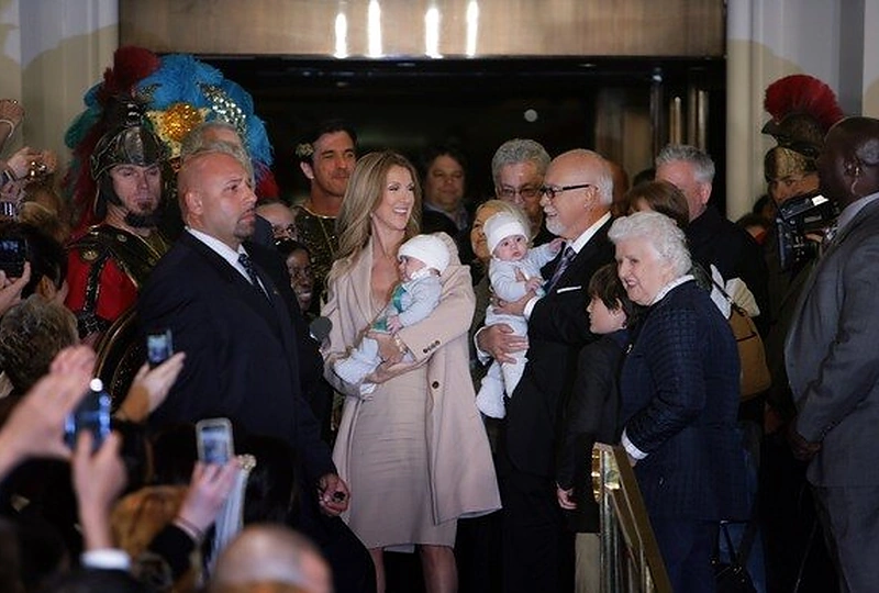 Celine Dion su vyru Rene Angelilu ir dvynukais Nelsonu ir Eddy