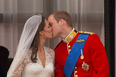 Kate Middleton ir princo Williamo bučinys / Stop kadras iš oficialios video transliacijos