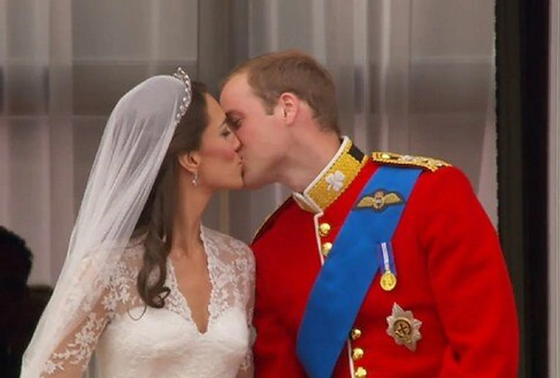 Kate Middleton ir princo Williamo bučinys