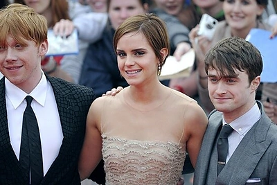 Emma Watson (centre) su Rupertu Grintu (kairėje) ir Danieliu Radcliffe'u