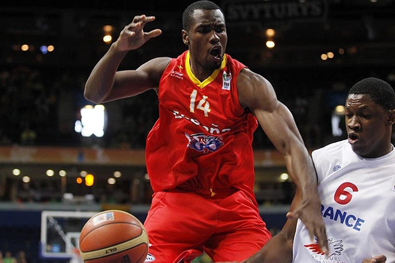 Serge Ibaka ir Kevinas Seraphinas (dešinėje) / FIBA/Liusjeno Kulbio nuotr.