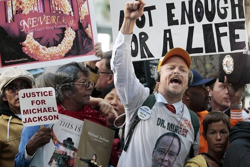Michaelo Jacksono gerbėjai prie teismo