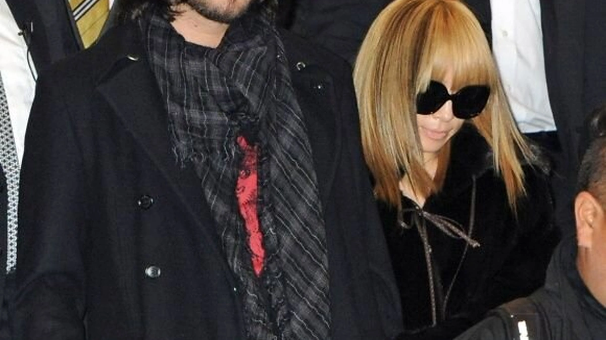 Manuelis Schwarzas ir Ayumi Hamasaki