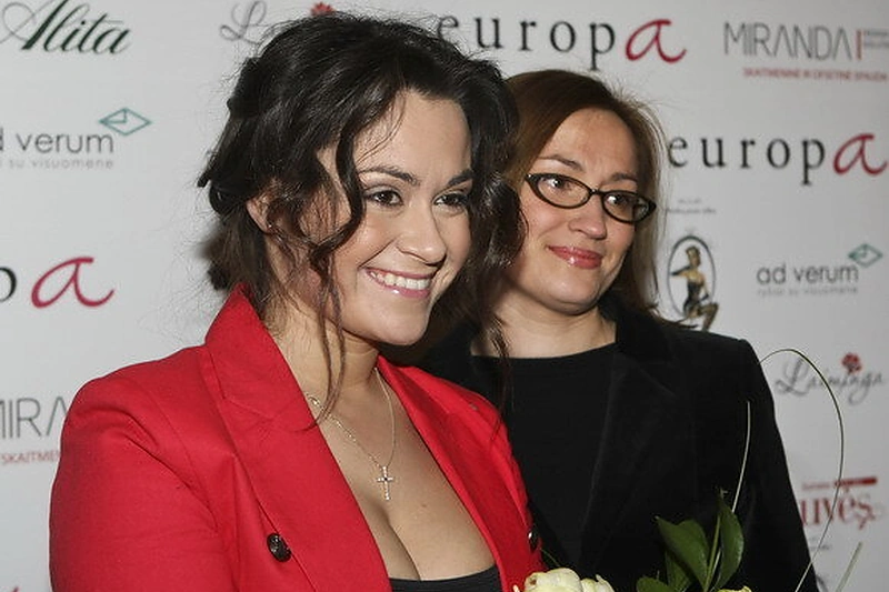 Evelina Sašenko (kairėje) su drauge