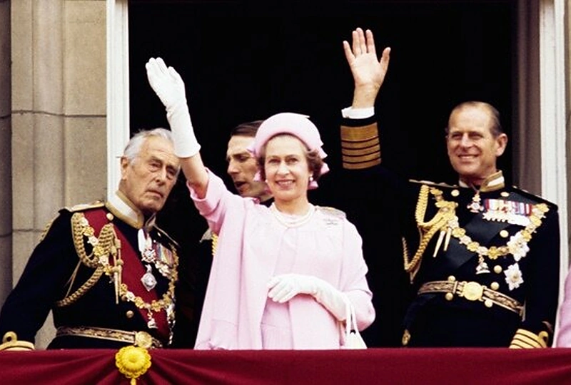 Didžiosios Britanijos karalienė Elizabeth II su Edinburgo hercogu Philipu (1977 m.)