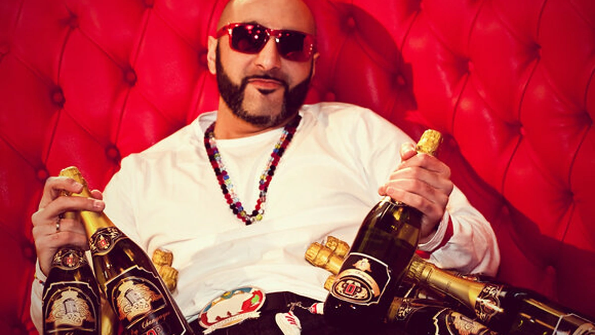 Sezzy vakarėlio serijos „Pop Champagne“ debiuto metu