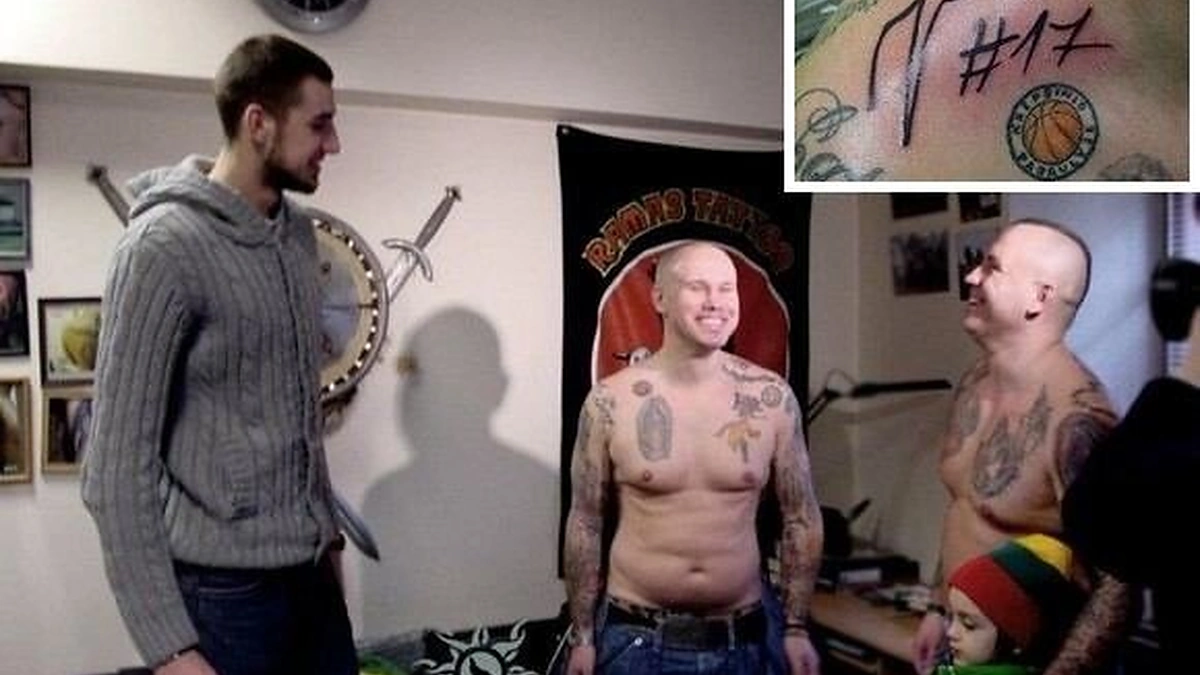 Brolių iš Latvijos Naurio ir Normunds nugaras papuošė krepšininko Jono Valančiūno parašas