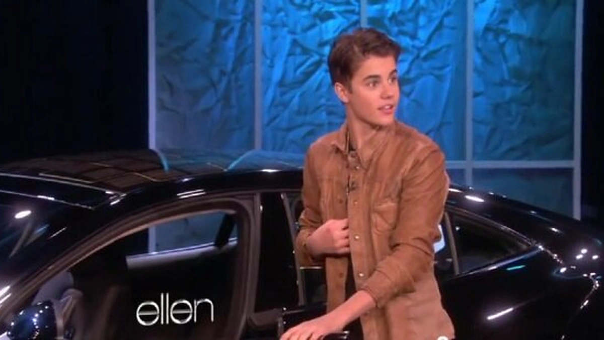 Justinas Bieberis TV studijoje neteko žado, kai dovanų gavo automobilį „Fisker Karma“.