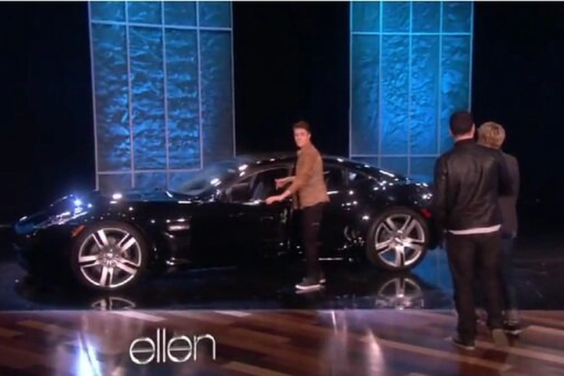 Justinas Bieberis TV studijoje neteko žado, kai dovanų gavo automobilį „Fisker Karma“.