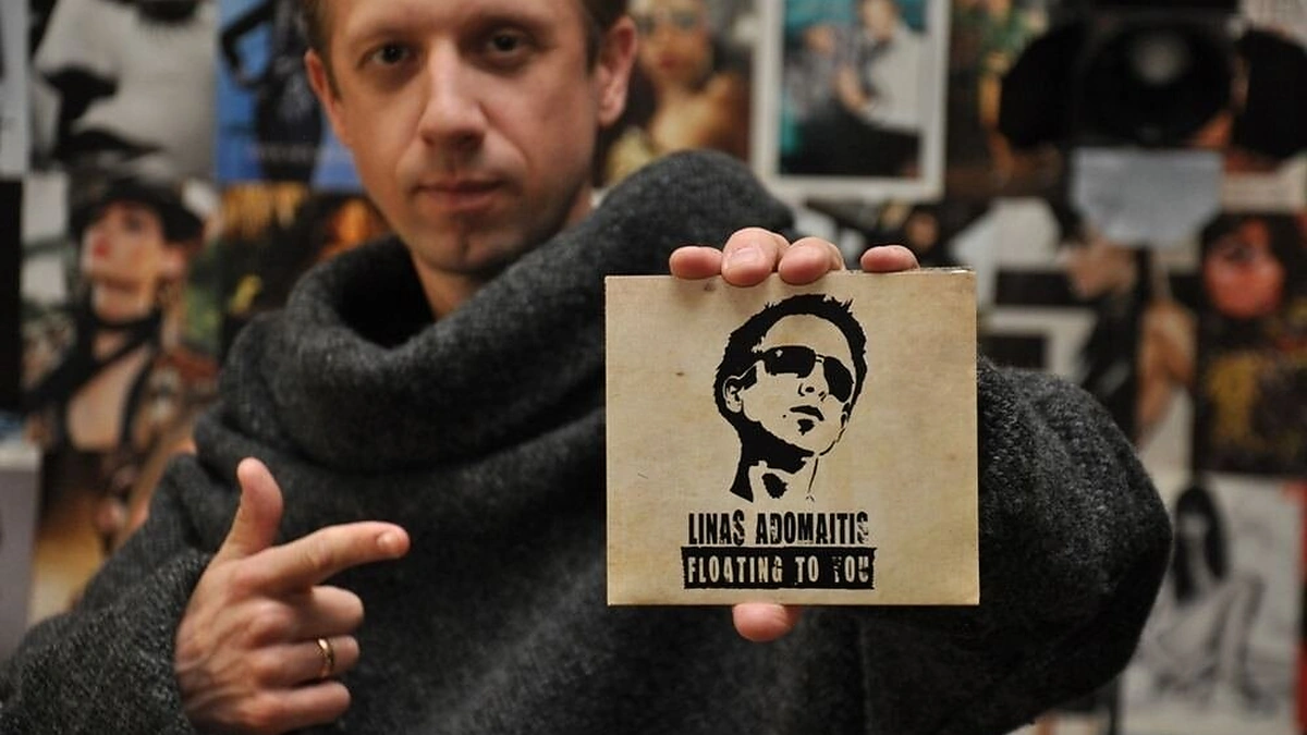 Linas Adomaitis ir jo trečiojo solinio albumo „Floating to you“ viršelis