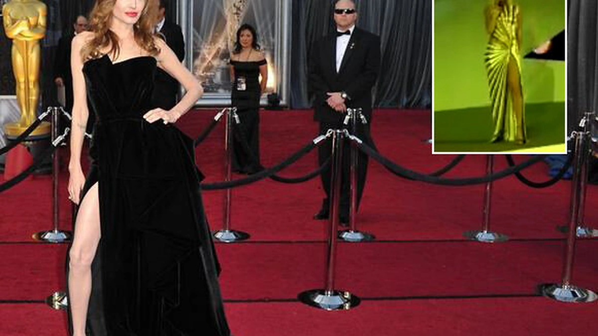 Garsųjį Angelinos Jolie skeltuką pastebėjo ir Rihanna (dešinėje), kuri nuogą koją demonstravo per koncertą.