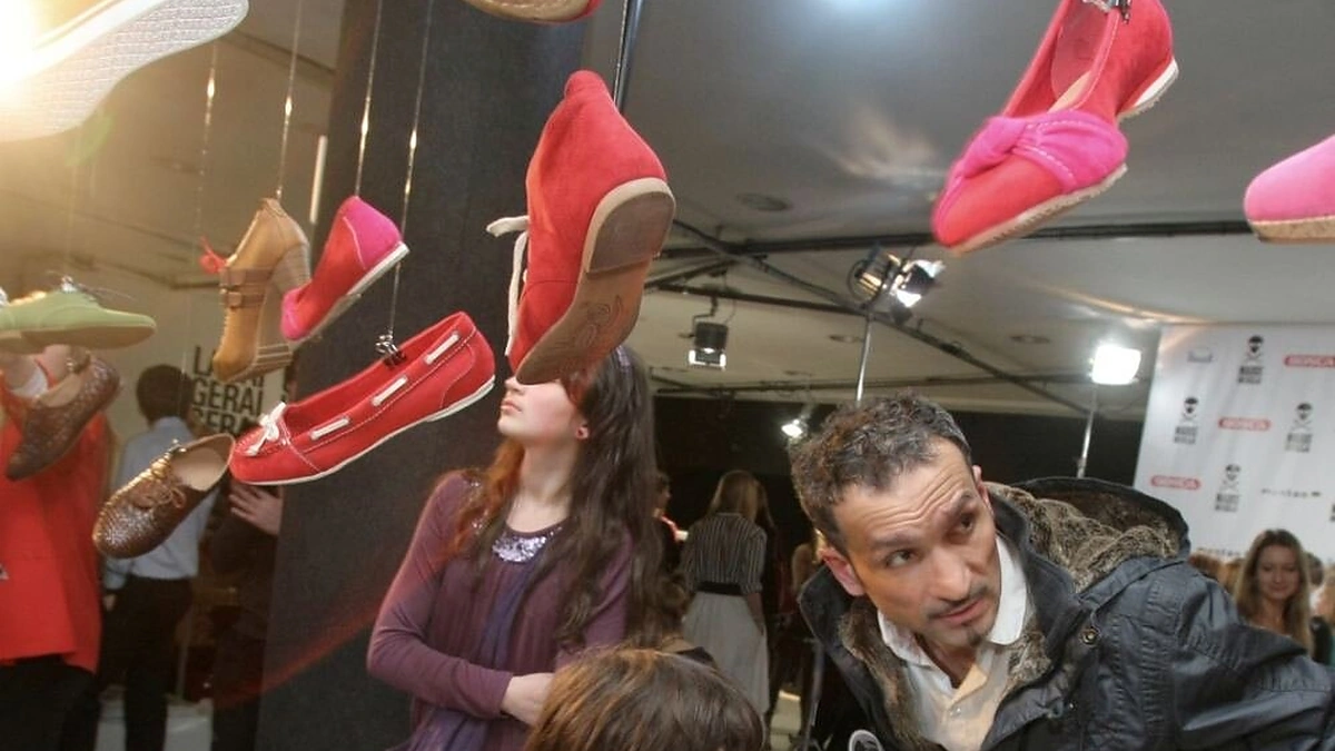 Dizaineris Seržas Gandžumianas tyrinėja avalynės instaliaciją.