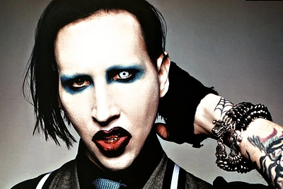 Dėl įvykių Paryžiuje koncertus atšaukė ir Marilyn Mansonas, „Coldplay“ bei „Foo Fighters“