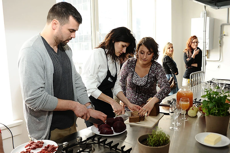 Renata Mikailionytė (centre)