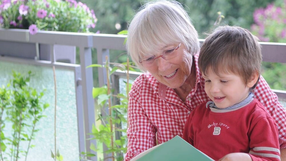 Močiutė skaito vaikui