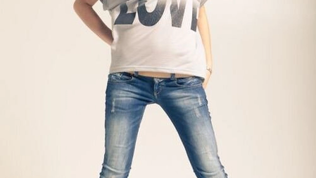 Mergina, vilkinti džinsus