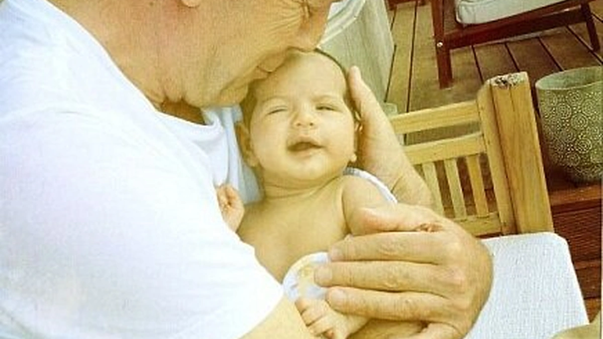 Aktorius Bruce‘as Willisas su dukrele Mabel Ray ant rankų.