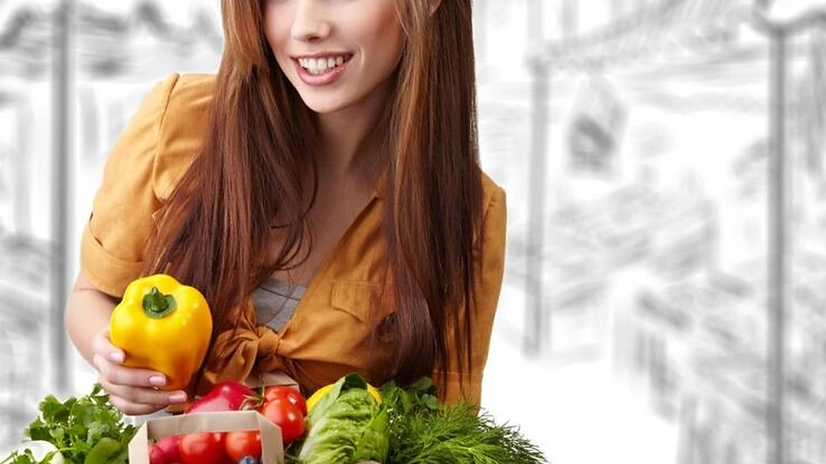 Mergina su krepšiu daržovių