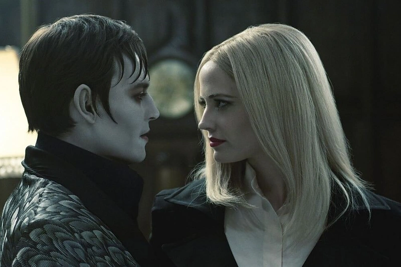 Johnny Deppas ir Eva Green filme „Nakties šešėliai“