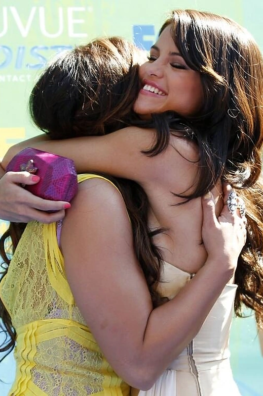 Dainininkės Demi Lovato ir Selena Gomez – geriausios draugės nuo vaikystės