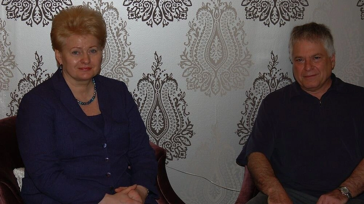 Dalia Grybauskaitė perka šilką Čikagoje, dešinėje – parduotuvės savininkas Richardas Schneideris