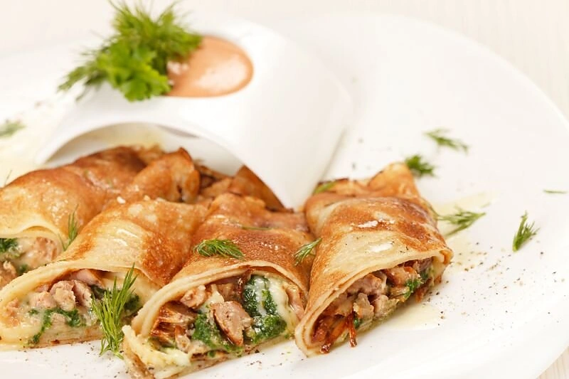 Blyneliai su mėsa ir brokoliais