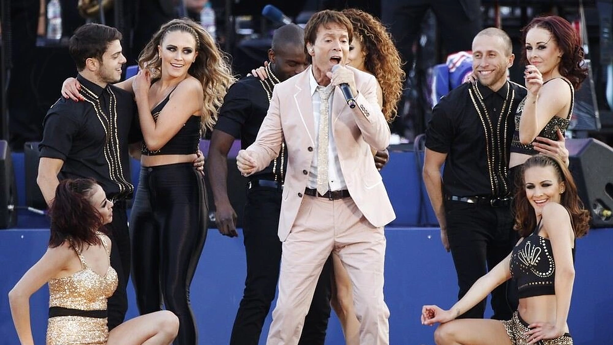 Cliffas Richardas (centre)