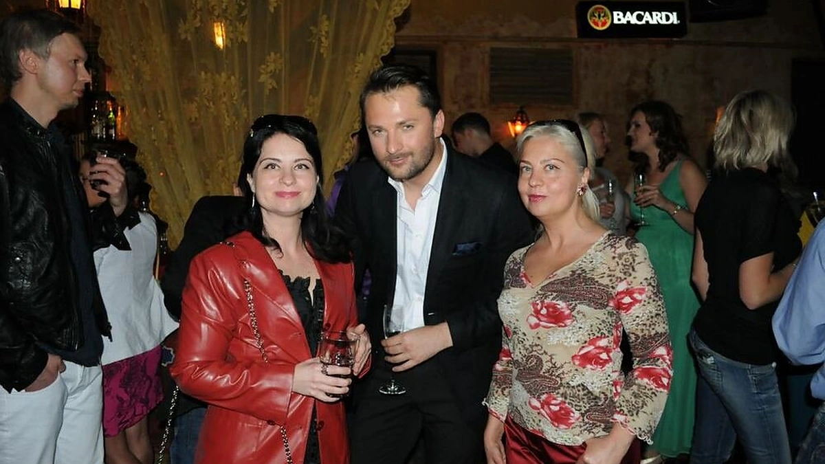 Mantas Petruškevičius (centre)