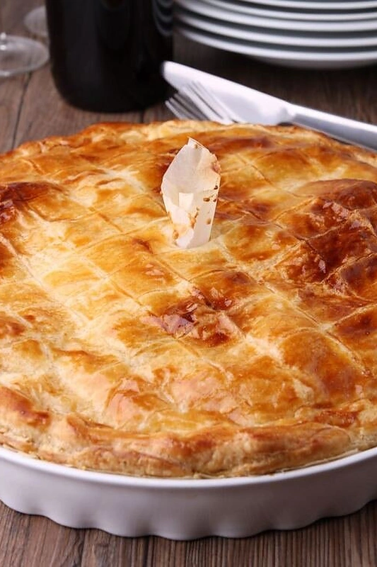 Sluoksniuotos tešlos pyragas