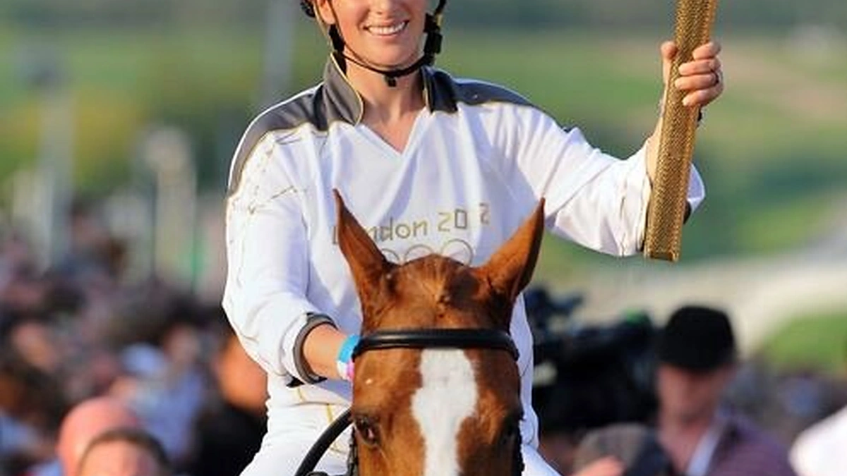 Zara Phillips neša olimpinę ugnį