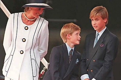 Princas Williamas (dešinėje) su mama princese Diana ir broliu princu Harry