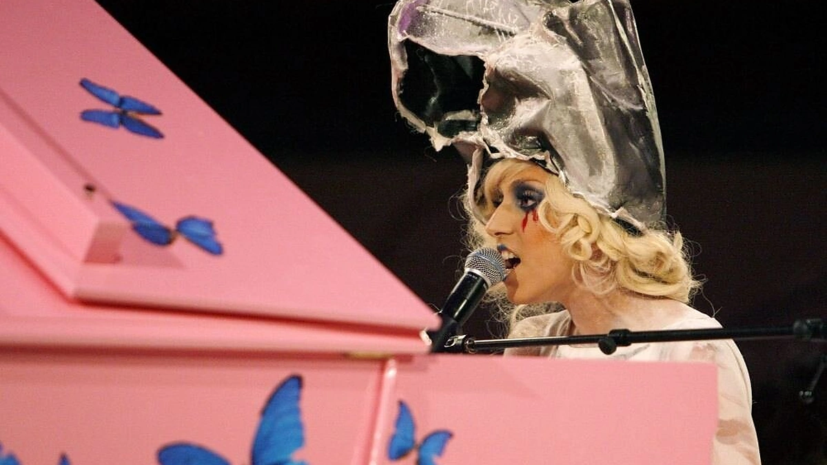 Lady Gaga – puiki idėjų grobikė. Daiktų formos skrybelaitės, batai su „nugarkaulio“ kulniukais – anaiptol ne šių laikų mados išradimas.