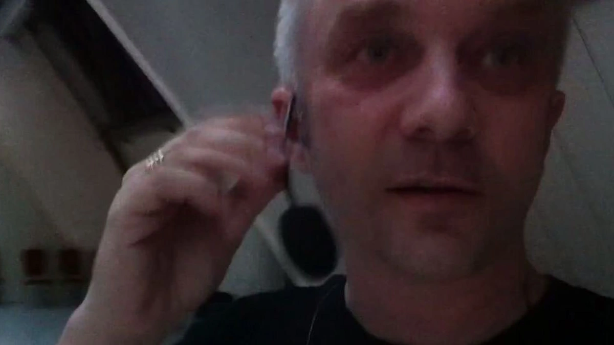 Andrius Mamontovas demonstruoja butaforinį mikrofoną