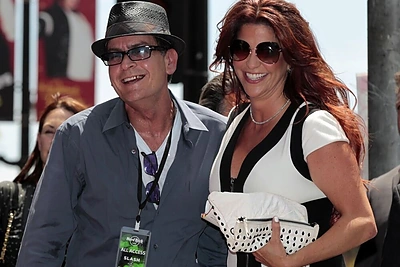 Aktorius Charlie Sheenas su Slasho žmona Perla Ferrar