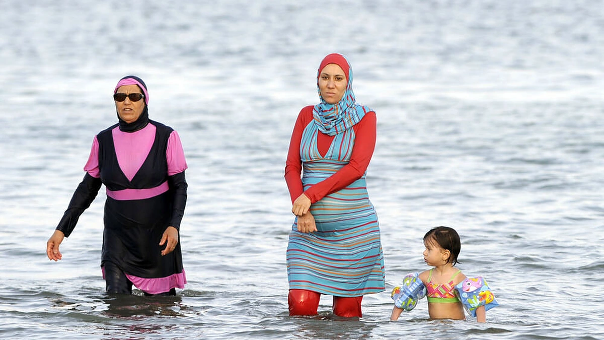 Musulmonės spalvingais burkiniais