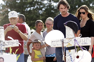 Christianas Bale'as ir Sandra Blažič (iš dešinės)