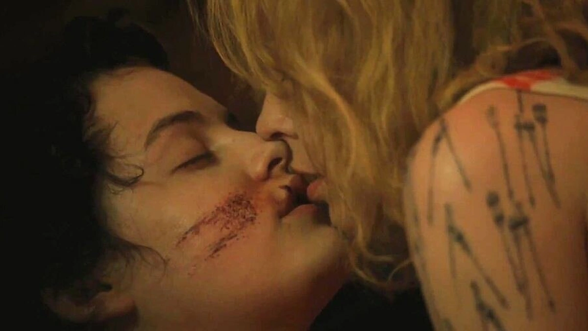 Riley Keough (kairėje) ir Kylie Minogue bučinys