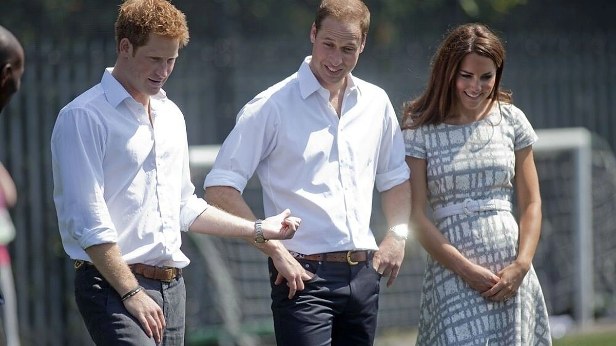 Princai Harry (kairėje) ir Williamas su hercogiene Catherine