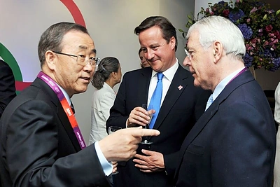 Britų premjeras Davidas Cameronas (centre) su Jungtinių Tautų generaliniu sekretoriumi Ban Ki Moonu ir buvusiu šalies premjeru seru Johnu Majoru (dešinėje)