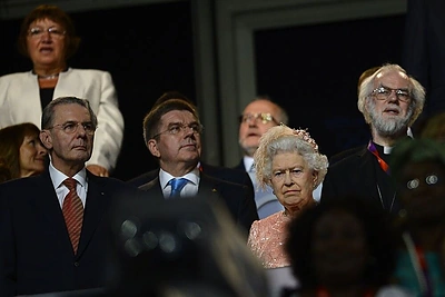 Karalienė Elizabeth II ir Tarptautinio olimpinio komiteto prezidentas Jacquesas Roggeas