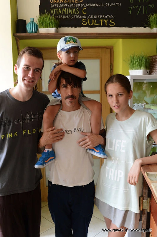 Anthony Kiedis (centre) su sūnumi Everly Bearu žalio maisto bare Vilniuje