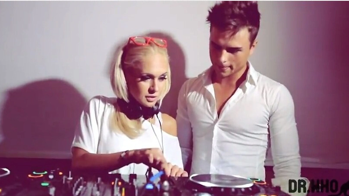 Oksanos Pikul repeticija prie didžėjaus pulto